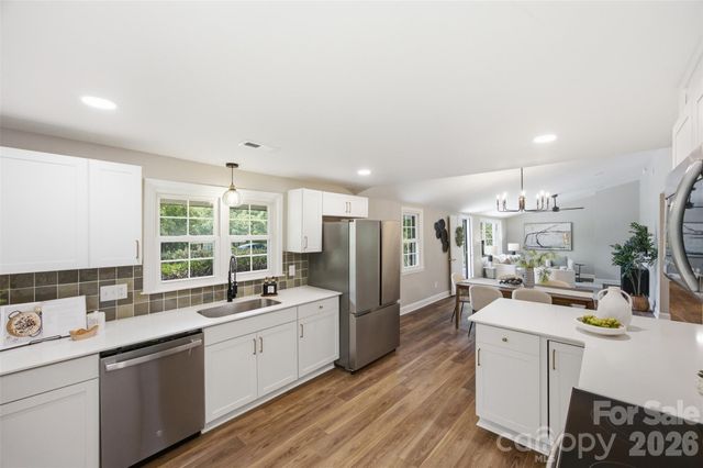 8223 Knollwood Circle, Charlotte, NC 28213
