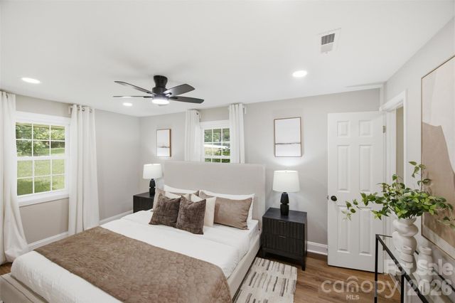 8223 Knollwood Circle, Charlotte, NC 28213