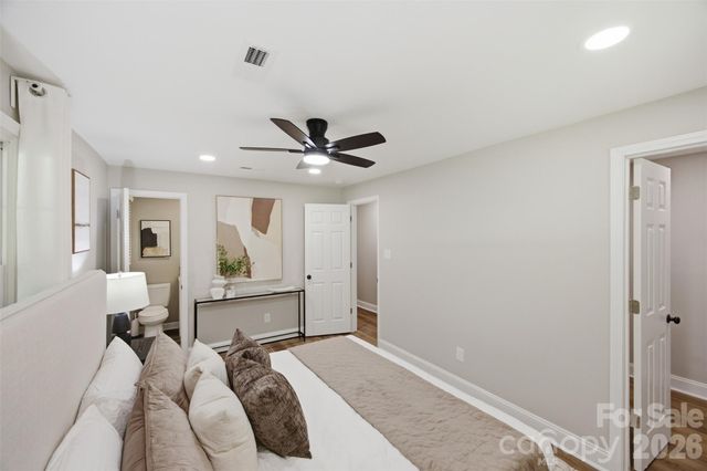 8223 Knollwood Circle, Charlotte, NC 28213