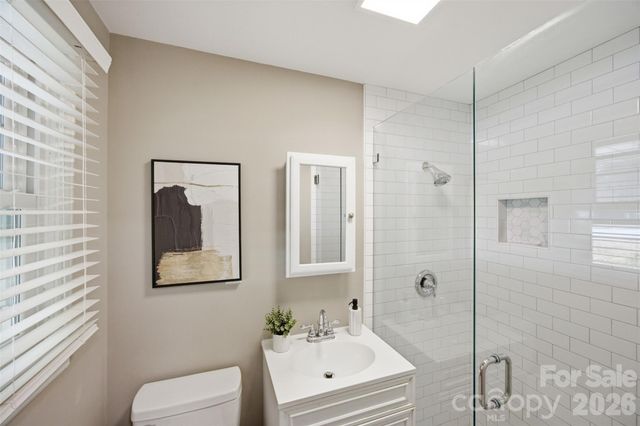 8223 Knollwood Circle, Charlotte, NC 28213