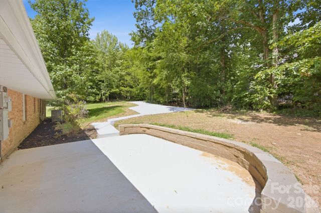 8223 Knollwood Circle, Charlotte, NC 28213