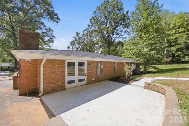 8223 Knollwood Circle, Charlotte, NC 28213