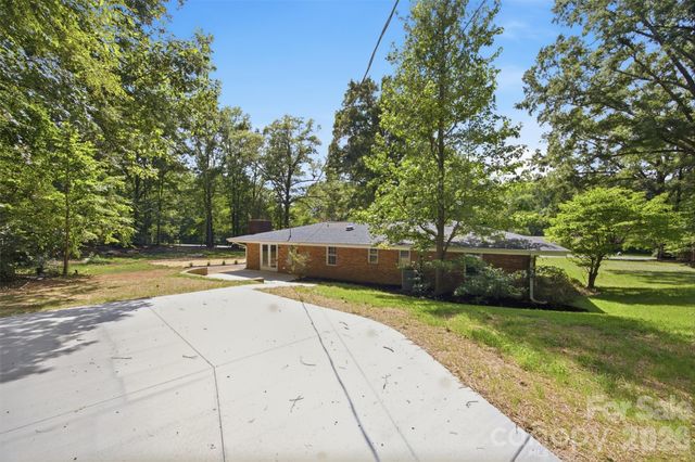 8223 Knollwood Circle, Charlotte, NC 28213