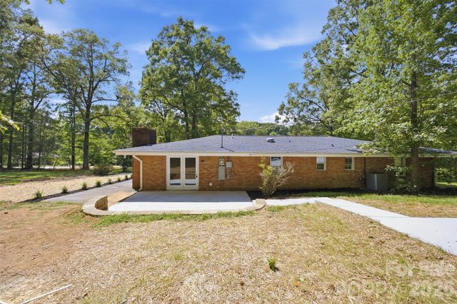 8223 Knollwood Circle, Charlotte, NC 28213