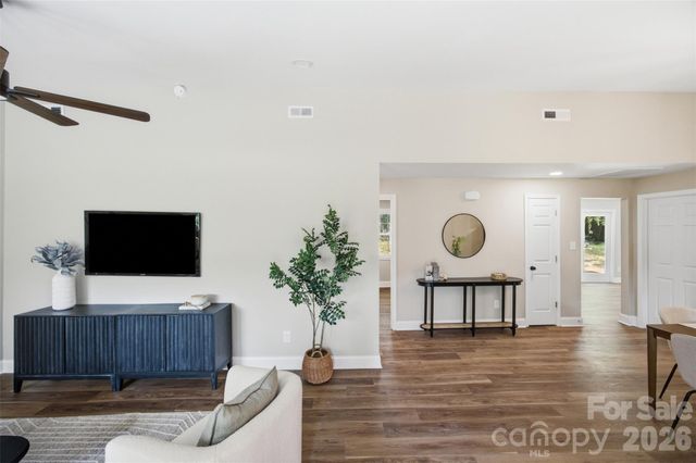 8223 Knollwood Circle, Charlotte, NC 28213
