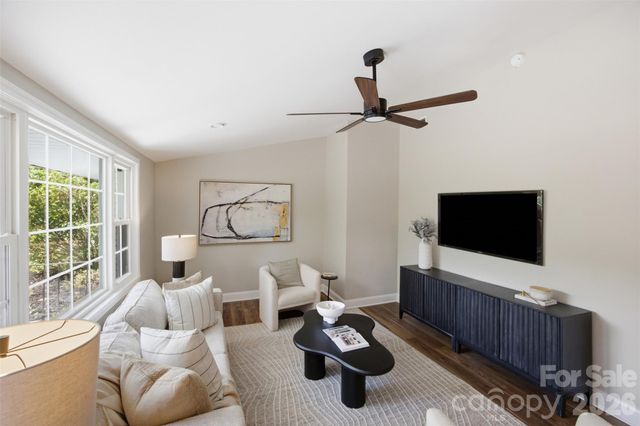 8223 Knollwood Circle, Charlotte, NC 28213