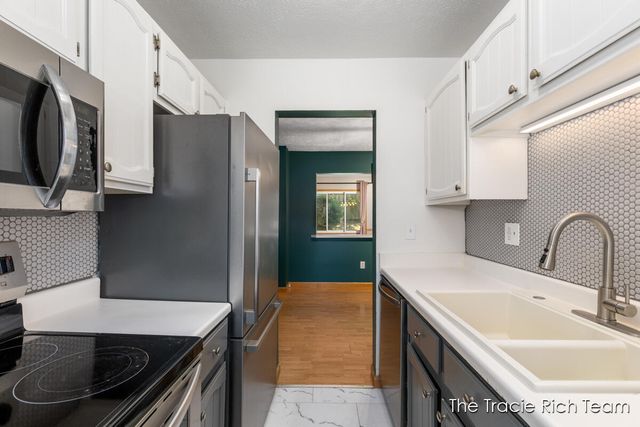 2670 Ridgecroft Drive, Grand Rapids, MI 49546
