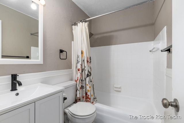 2670 Ridgecroft Drive, Grand Rapids, MI 49546