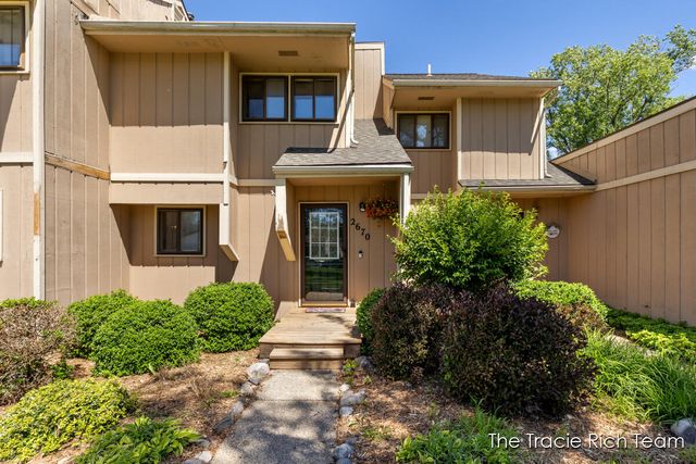 2670 Ridgecroft Drive, Grand Rapids, MI 49546