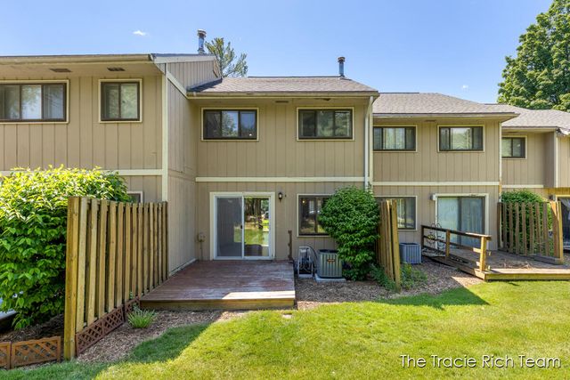 2670 Ridgecroft Drive, Grand Rapids, MI 49546
