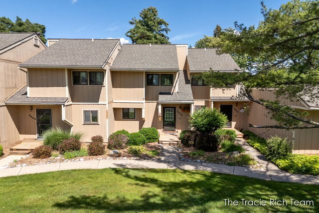 2670 Ridgecroft Drive, Grand Rapids, MI 49546