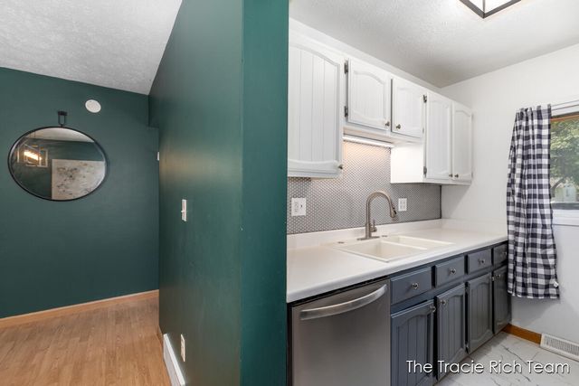 2670 Ridgecroft Drive, Grand Rapids, MI 49546