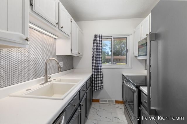2670 Ridgecroft Drive, Grand Rapids, MI 49546