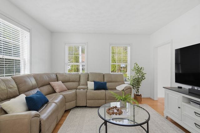 8 Coolidge Street, Westford, MA 01886
