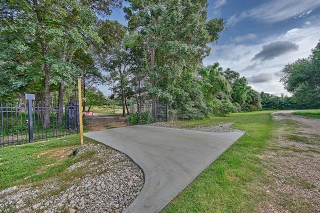 519 Sunflower Lane, New Ulm, TX 78950