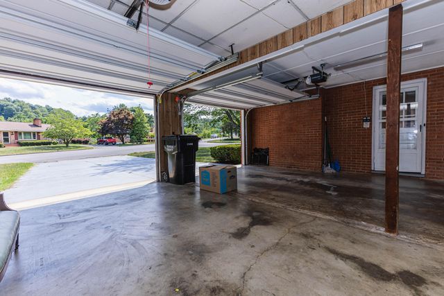 5563 Green Meadow RD, Roanoke, VA 24018