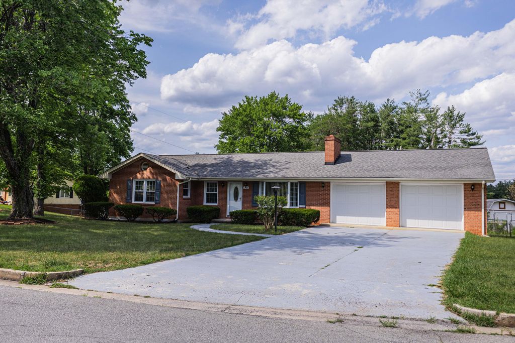 5563 Green Meadow RD, Roanoke, VA 24018