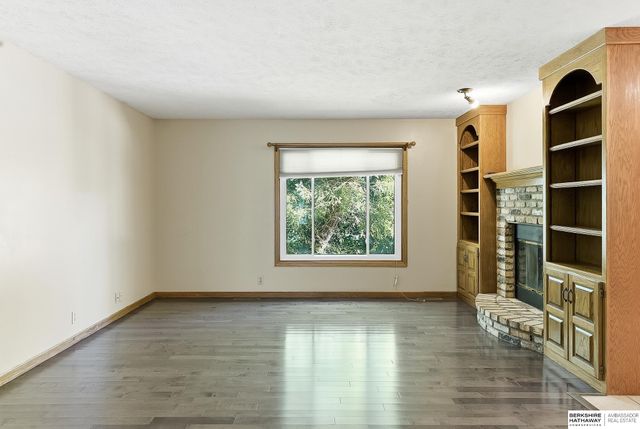 1000 Hickory Hill Road, Papillion, NE 68046