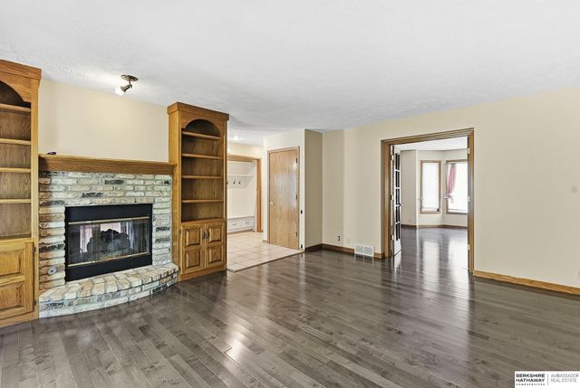 1000 Hickory Hill Road, Papillion, NE 68046