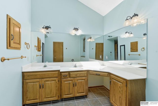 1000 Hickory Hill Road, Papillion, NE 68046