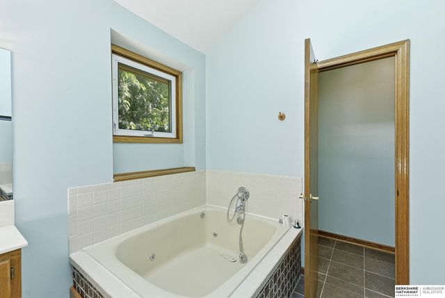 1000 Hickory Hill Road, Papillion, NE 68046