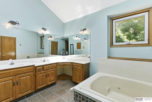 1000 Hickory Hill Road, Papillion, NE 68046