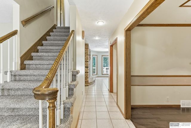 1000 Hickory Hill Road, Papillion, NE 68046