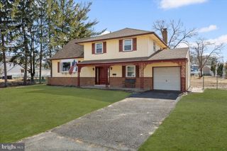 8 MONTCLAIR DR, Delran, NJ 08075