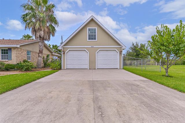 8007 Pruitt Drive, Galveston, TX 77554