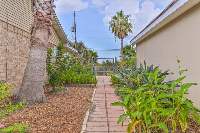8007 Pruitt Drive, Galveston, TX 77554