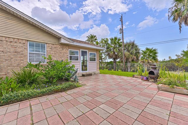 8007 Pruitt Drive, Galveston, TX 77554