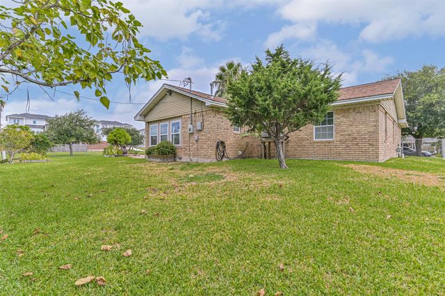 8007 Pruitt Drive, Galveston, TX 77554