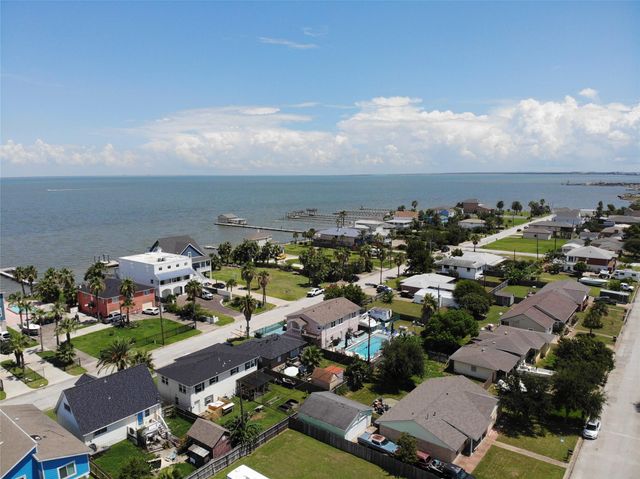 8007 Pruitt Drive, Galveston, TX 77554