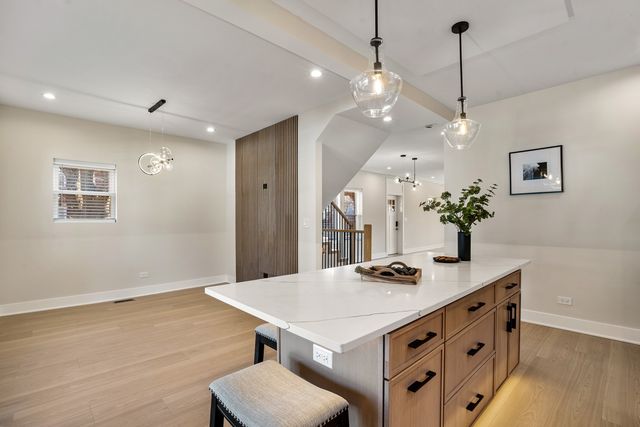 5700 W Grace Street, Chicago, IL 60634