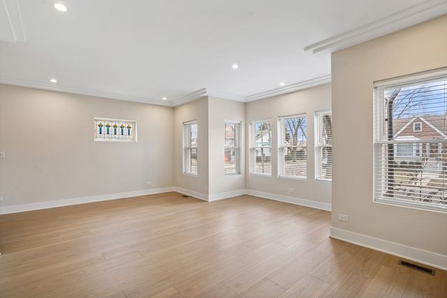 5700 W Grace Street, Chicago, IL 60634