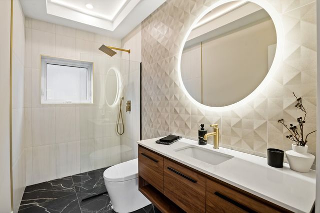 5700 W Grace Street, Chicago, IL 60634