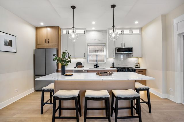 5700 W Grace Street, Chicago, IL 60634