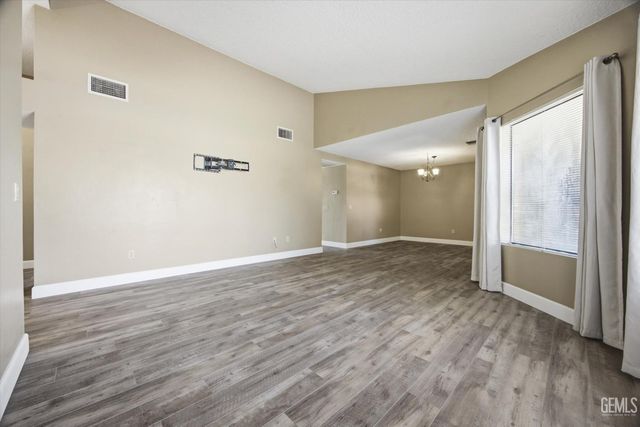 5306 Deville Court, Bakersfield, CA 93308