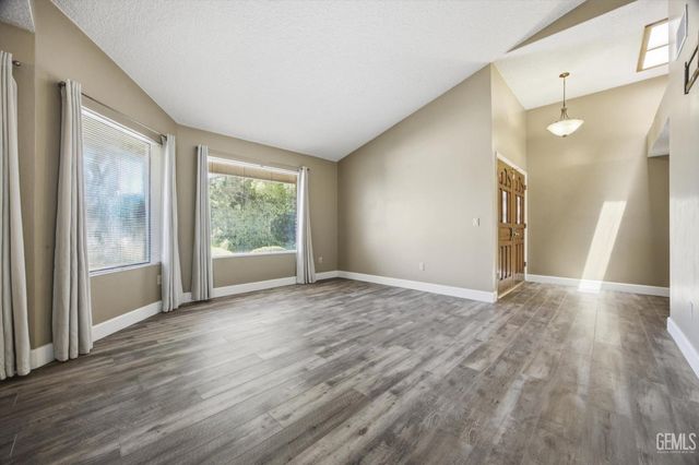 5306 Deville Court, Bakersfield, CA 93308
