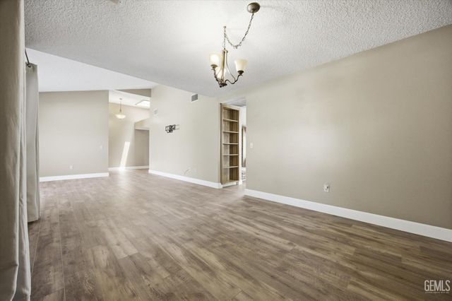 5306 Deville Court, Bakersfield, CA 93308