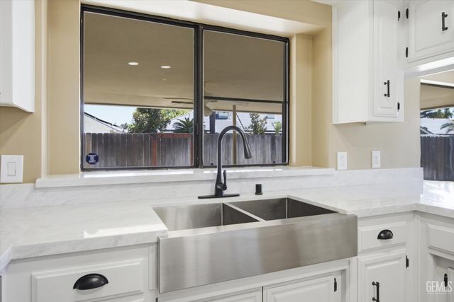 5306 Deville Court, Bakersfield, CA 93308