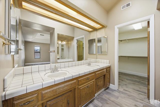 5306 Deville Court, Bakersfield, CA 93308