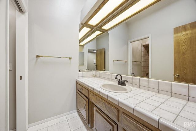 5306 Deville Court, Bakersfield, CA 93308