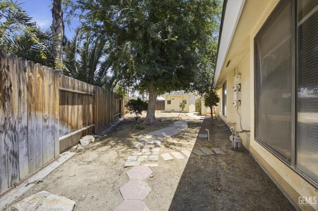 5306 Deville Court, Bakersfield, CA 93308