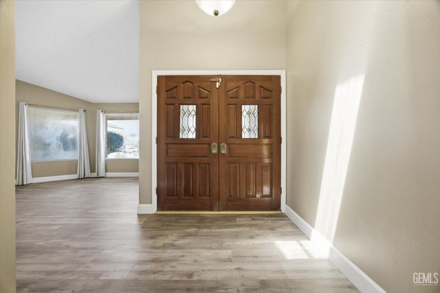 5306 Deville Court, Bakersfield, CA 93308
