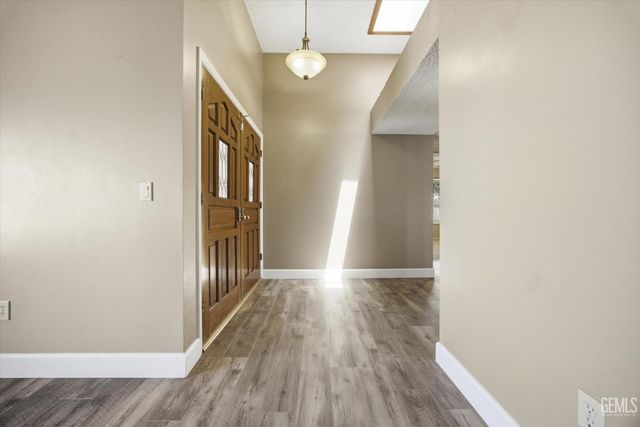 5306 Deville Court, Bakersfield, CA 93308