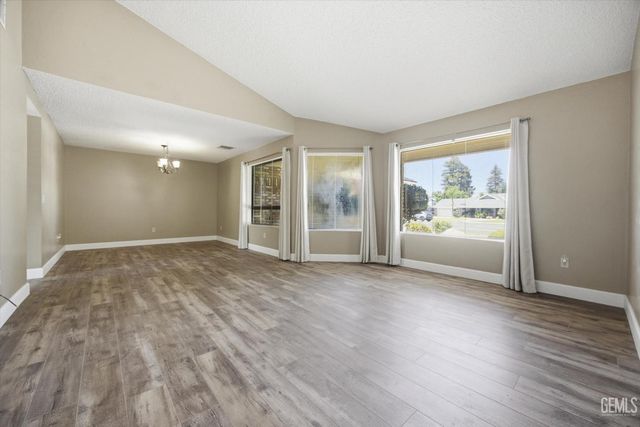 5306 Deville Court, Bakersfield, CA 93308