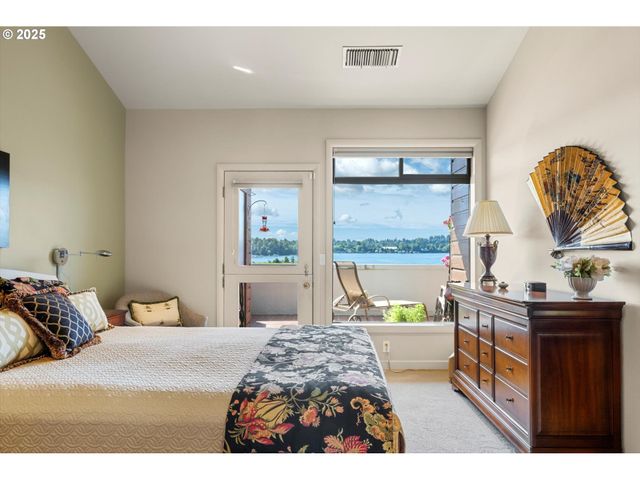 5300 S LANDING SQUARE Dr 26, Portland, OR 97239
