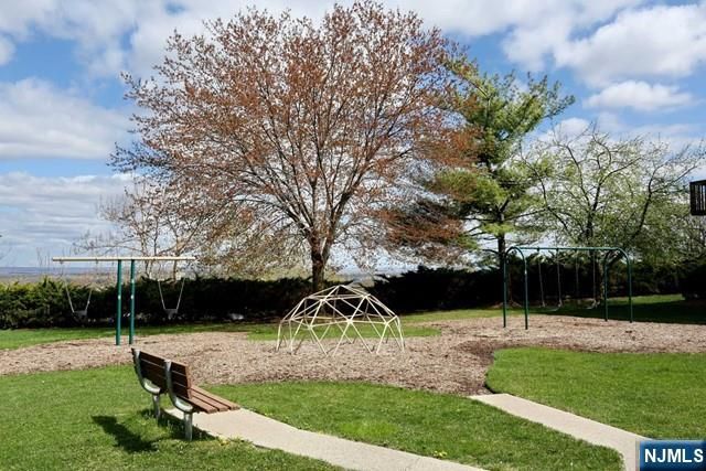 16 Alana Drive 16, Hawthorne, NJ 07506