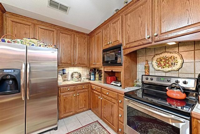 105 Santee Drive, Lake Kiowa, TX 76240